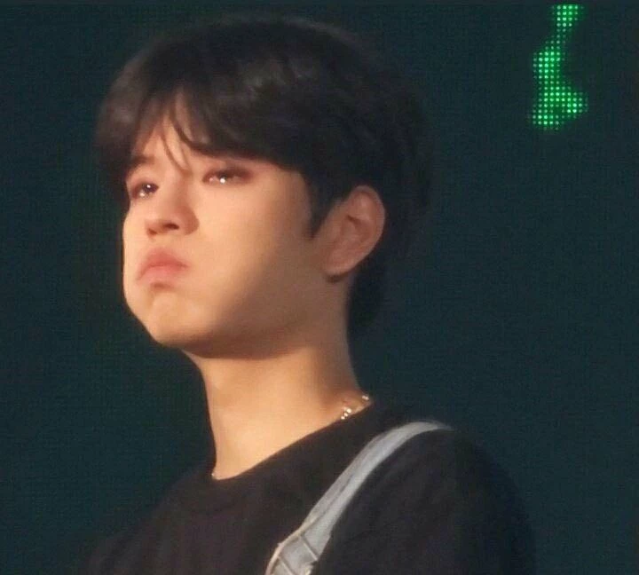 He suddenly started crying on stage thumbnail