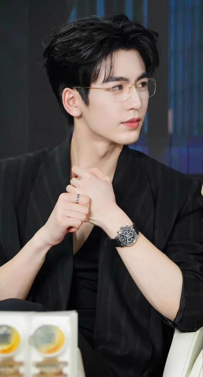 ZHANG LINGHE 🥰 thumbnail