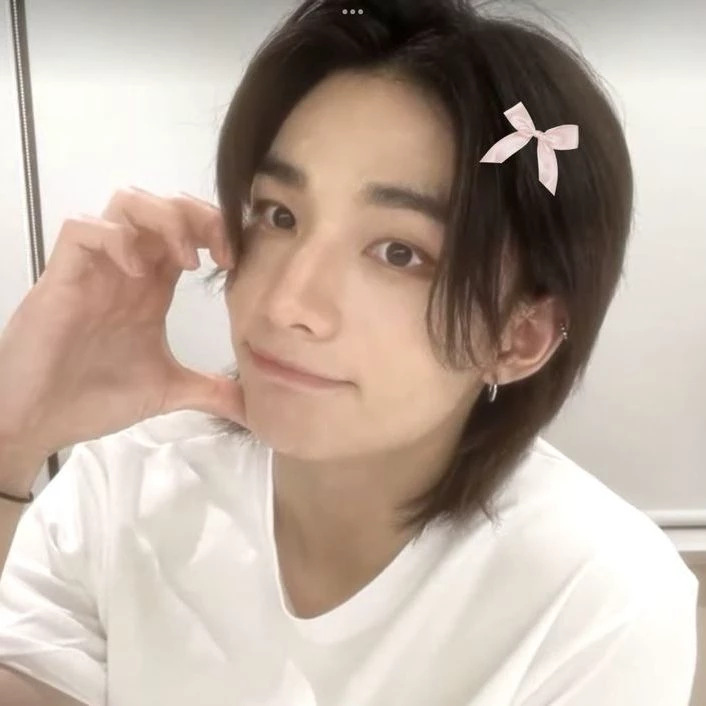 Hwang Hyunjin  thumbnail