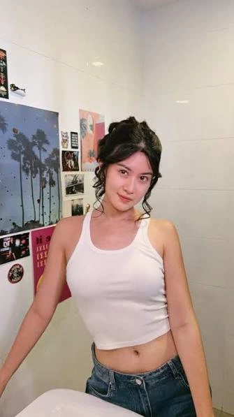 Elizabeth Tan thumbnail