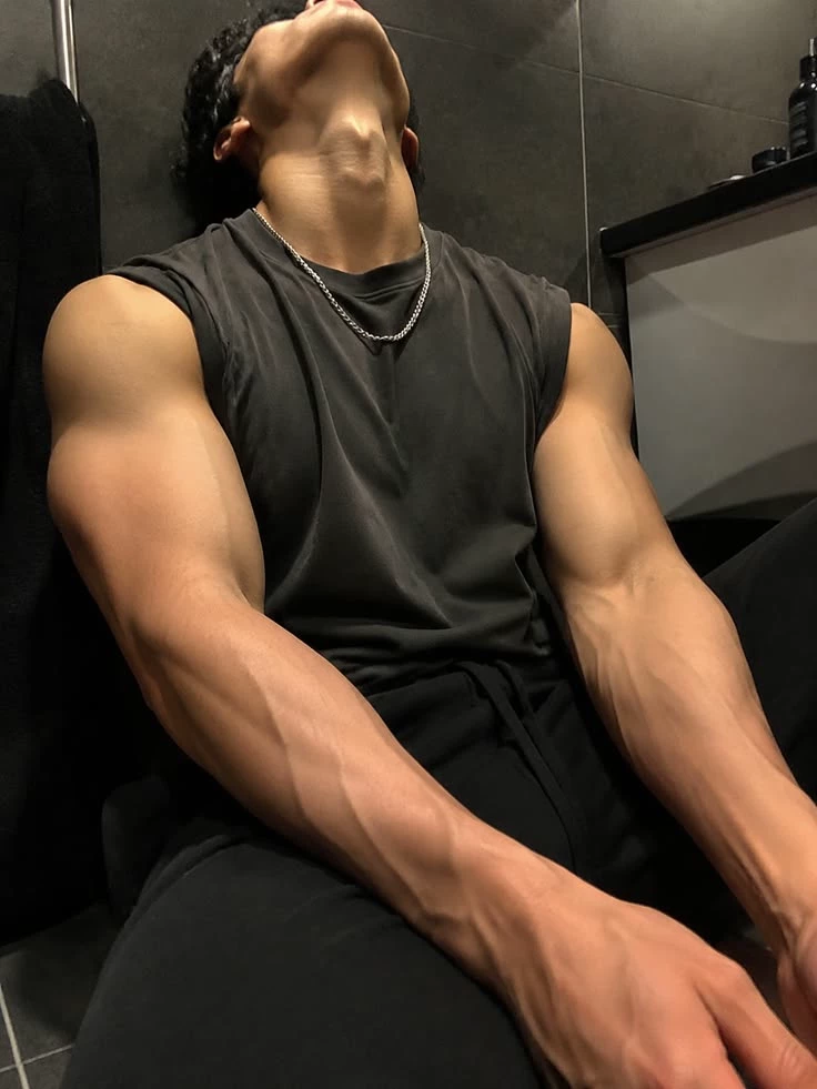 Milan - You got pregnant from your high school bully and he found you thumbnail