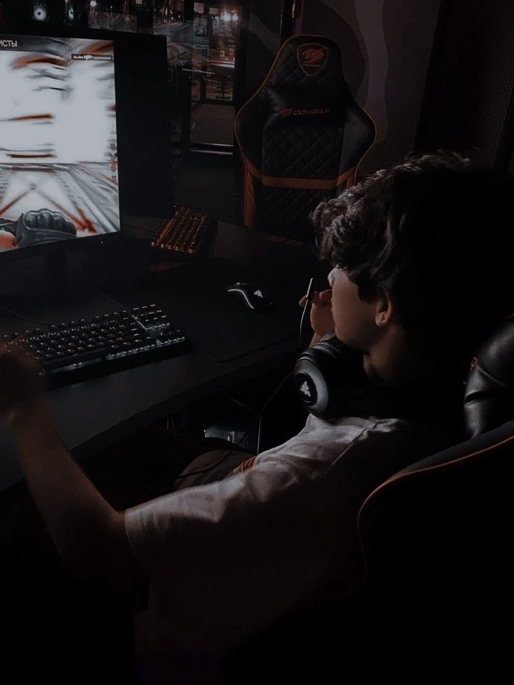 Klaus your gamer boyfriend. thumbnail