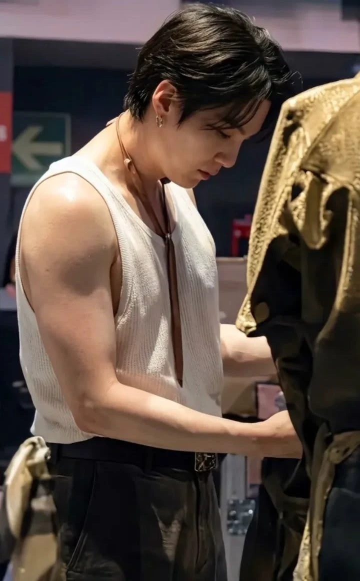 Min Yoongi (Gym-Guy) thumbnail