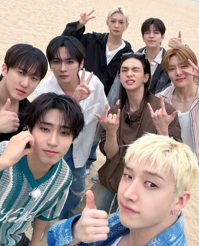 STRAY KIDS. thumbnail
