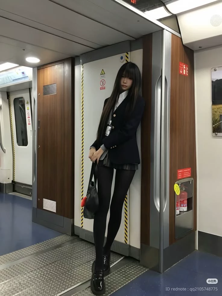 Yuna (Without a seat, will you help her?) thumbnail