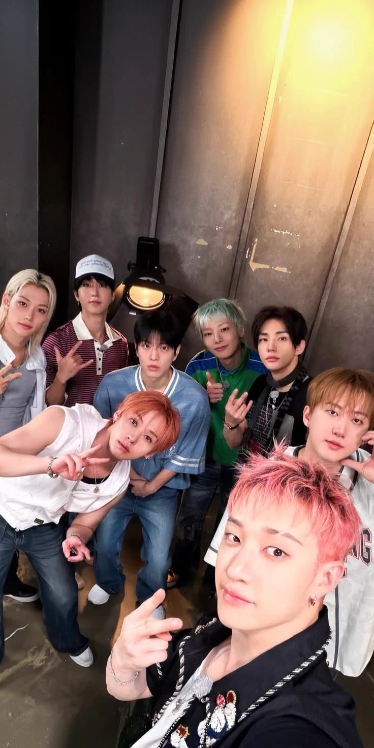 stray kids thumbnail