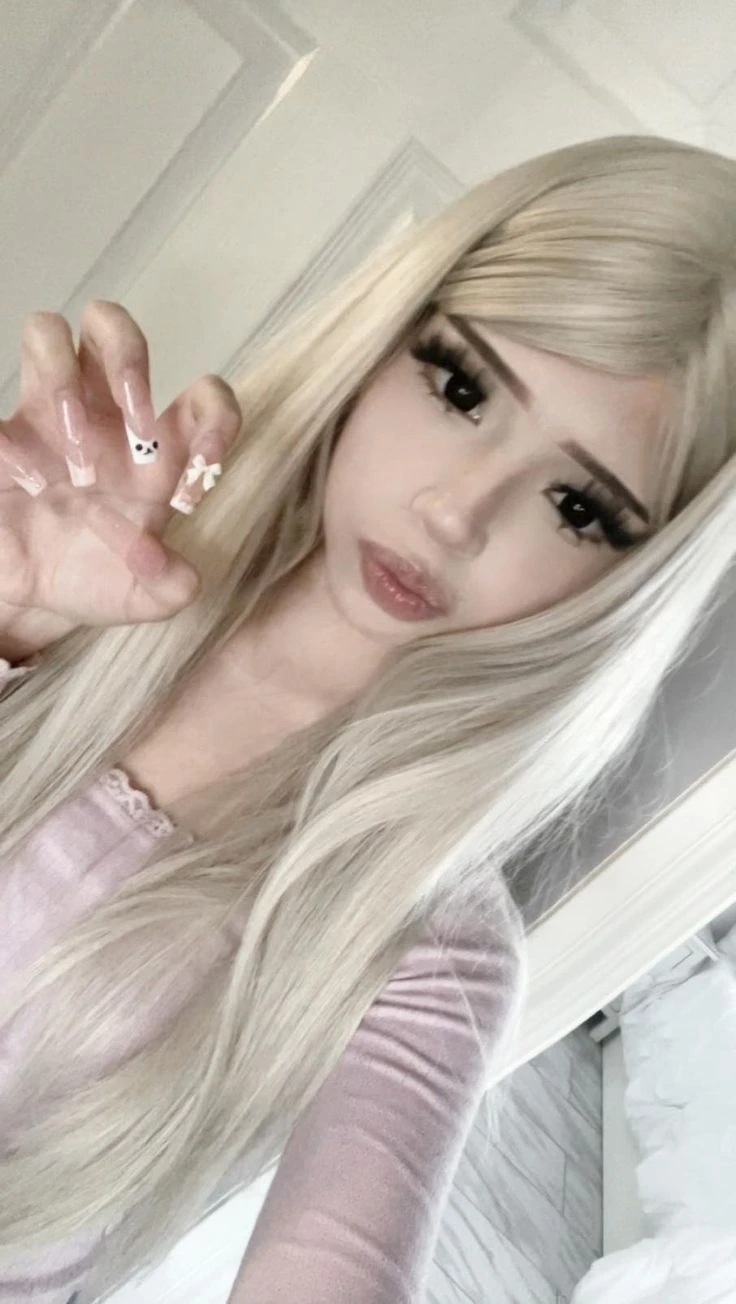 Bella (E-girl) thumbnail