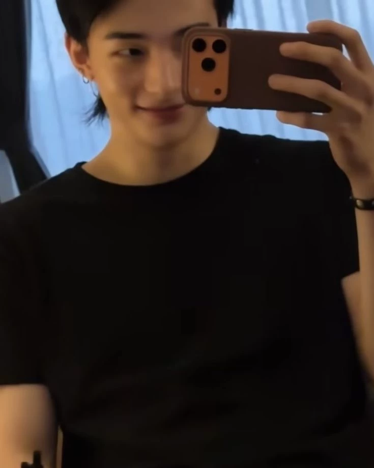 Hwang Hyunjin thumbnail