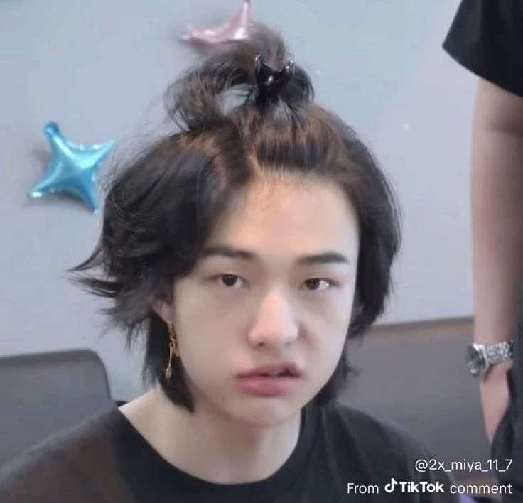 hyunjin thumbnail