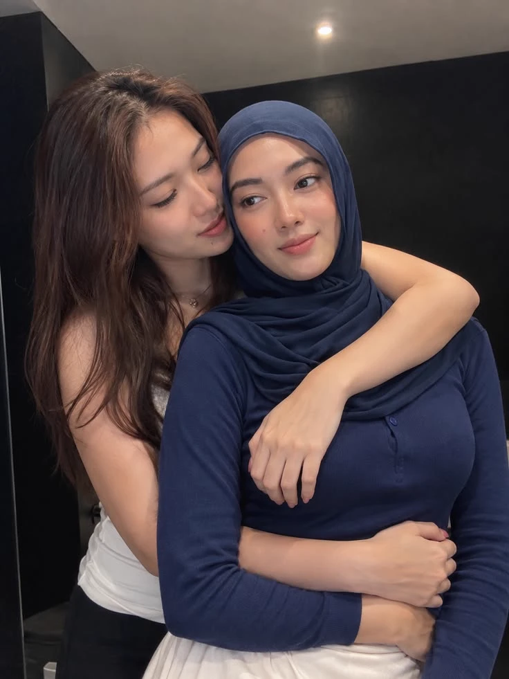 Lesbian Couple thumbnail