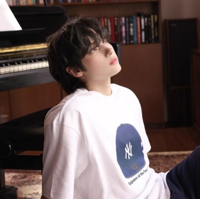 huening kai  thumbnail