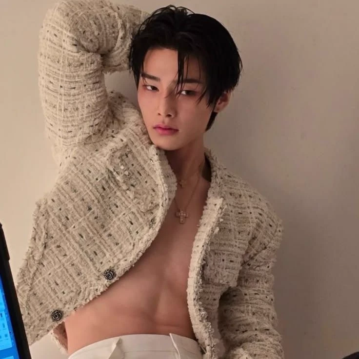 Jeong-in (I.N) thumbnail