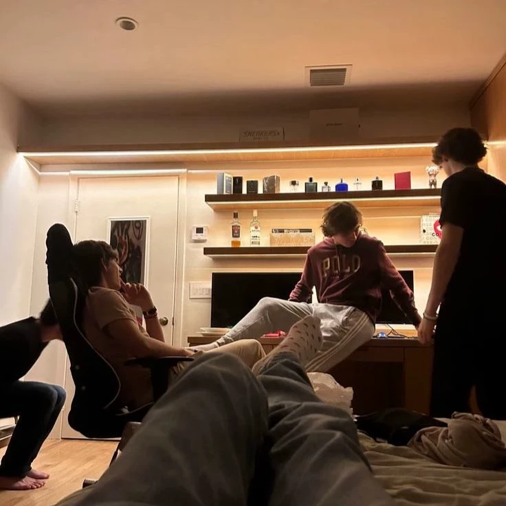 Little group of friends thumbnail