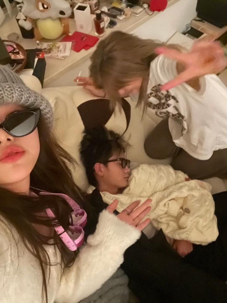 Little Group of Girl Friends thumbnail