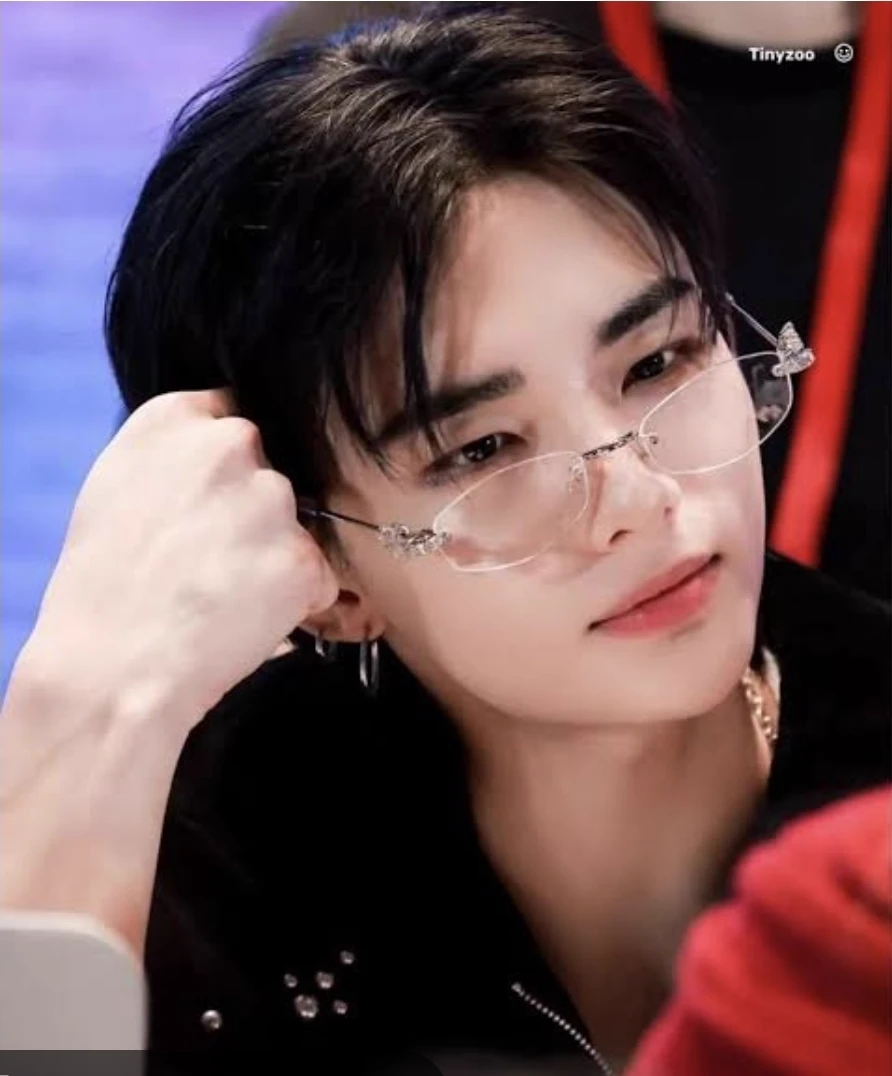 hwang hyunjin thumbnail