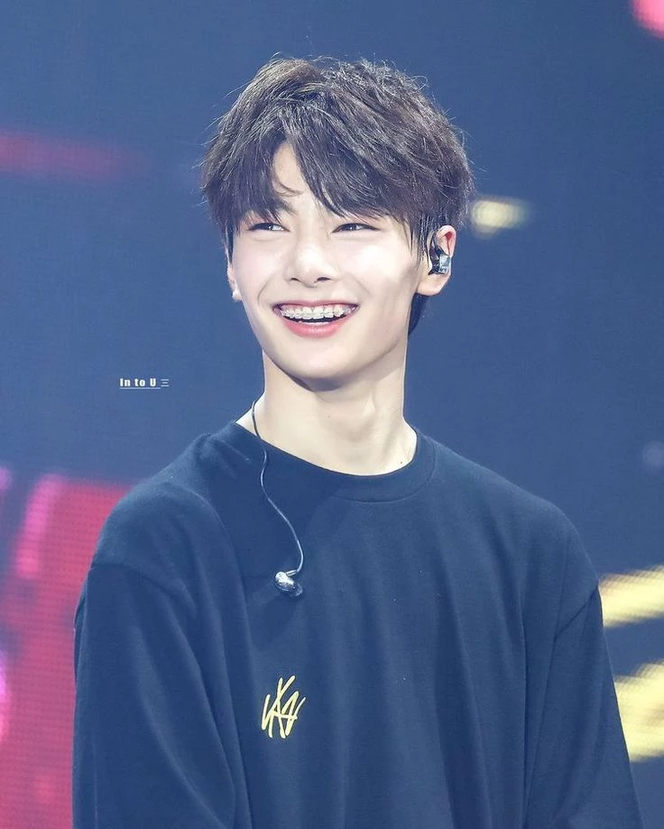 I.N (jeongin) thumbnail