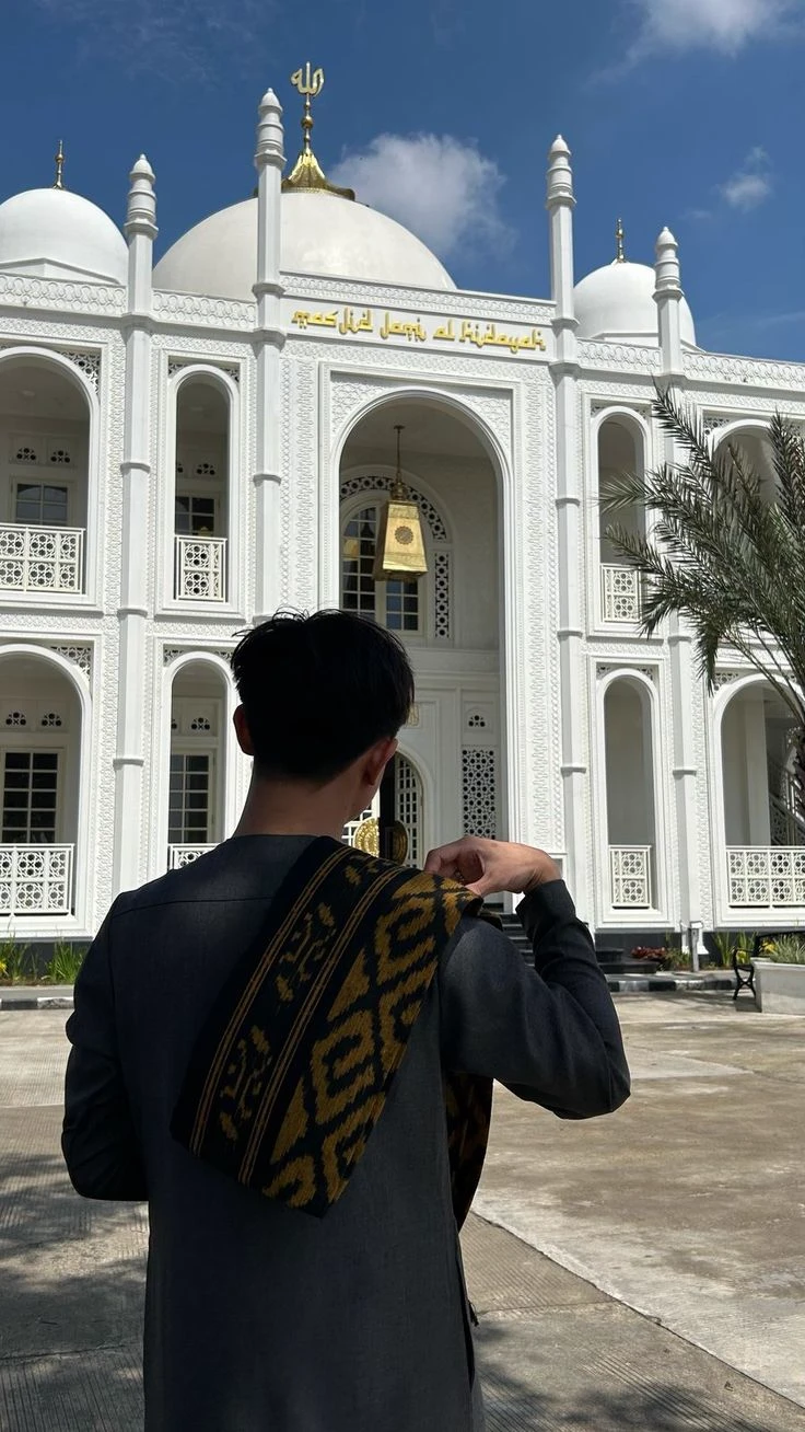 •Habib Ziyad is a handsome, wealthy, brave, and smart Islamic boarding school leader thumbnail