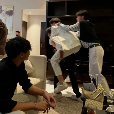 six roommates thumbnail