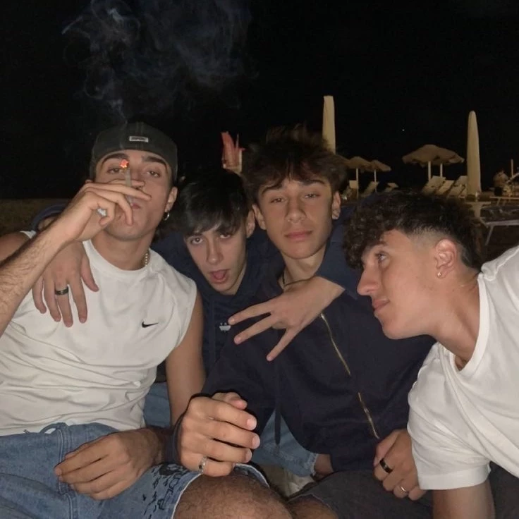 4 roommates thumbnail