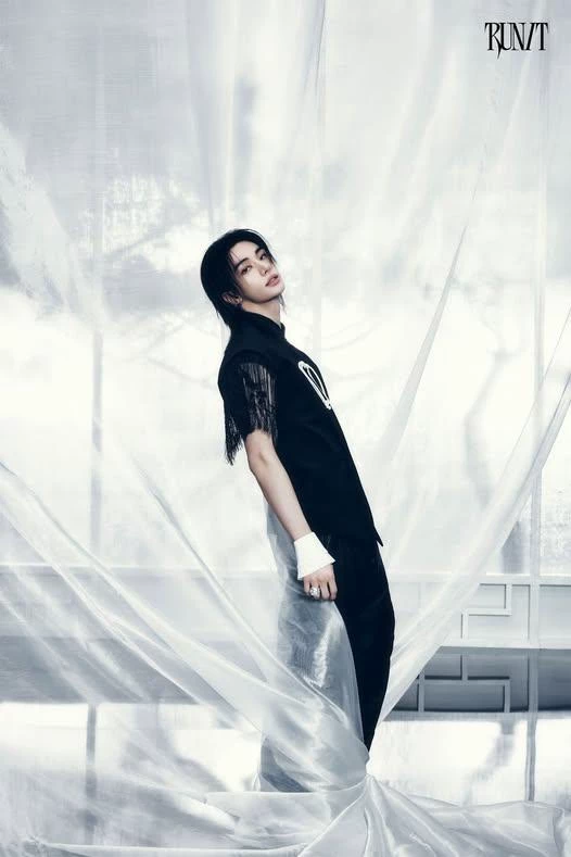 HWANG HYUNJIN thumbnail