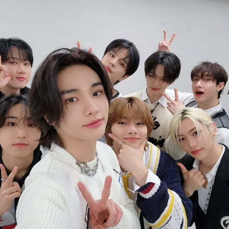 stray kids thumbnail