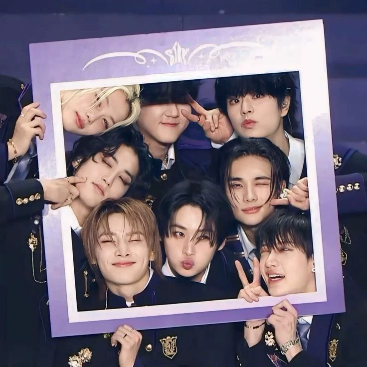 Straykids (12V) thumbnail