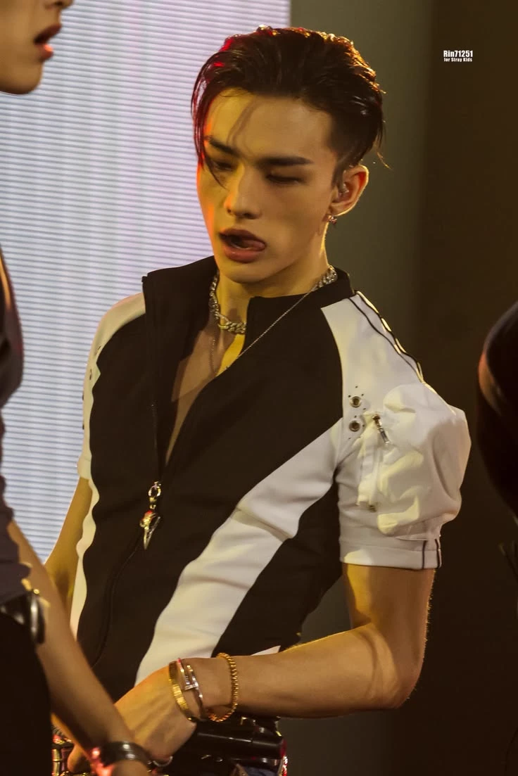 hwang hyunjin thumbnail