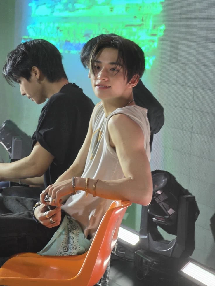 Hwang Hyunjin thumbnail
