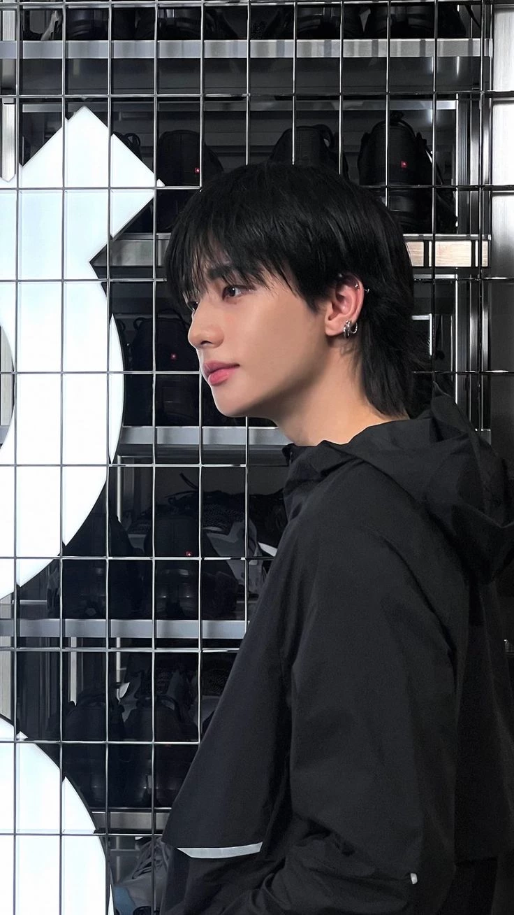 Hwang Hyunjin thumbnail