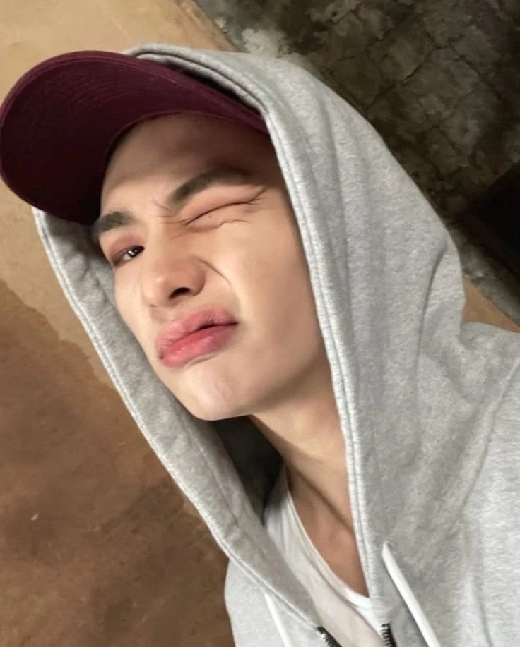 Hwang Hyunjin thumbnail