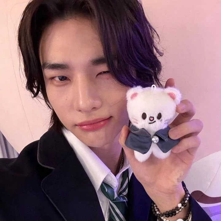 Hwang Hyunjin thumbnail