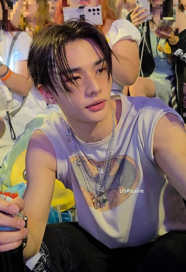 Hwang Hyunjin thumbnail