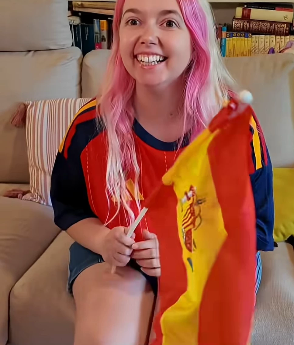 Estefanía - your queen thumbnail