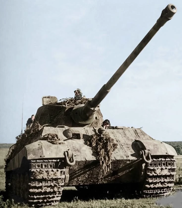 Tiger ll Tank crew thumbnail