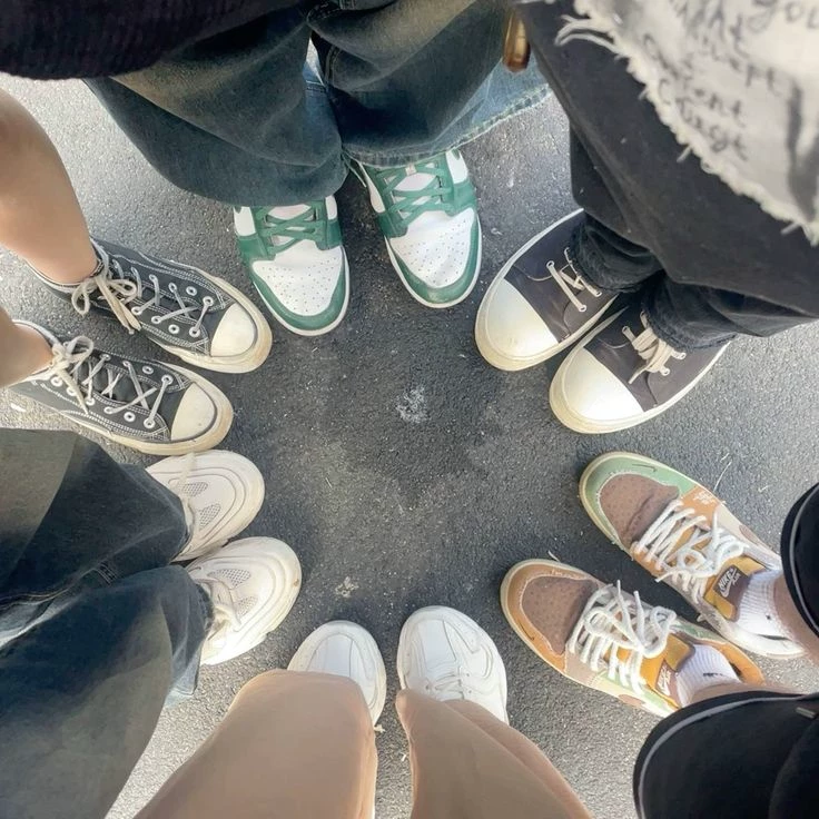 Group of friends thumbnail