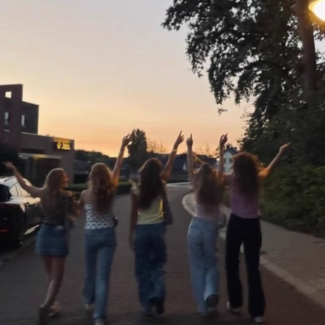 Group of girl besties thumbnail