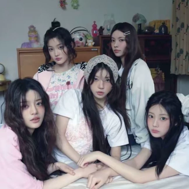 Yunah, Minju, Moka, Wonhee, Iroha thumbnail