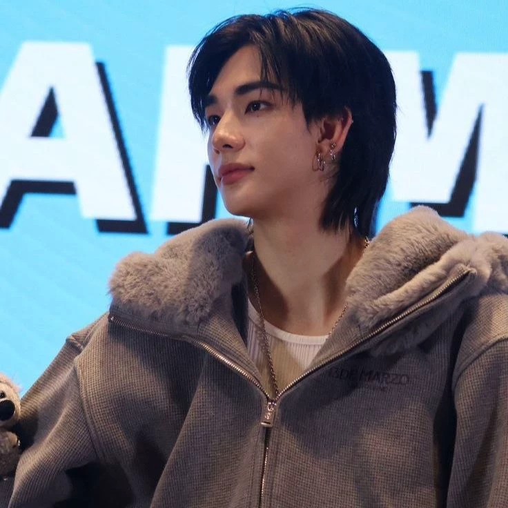 Hwang Hyunjin thumbnail