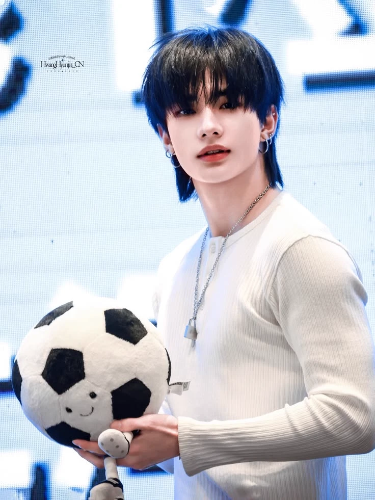 Hwang Hyunjin thumbnail