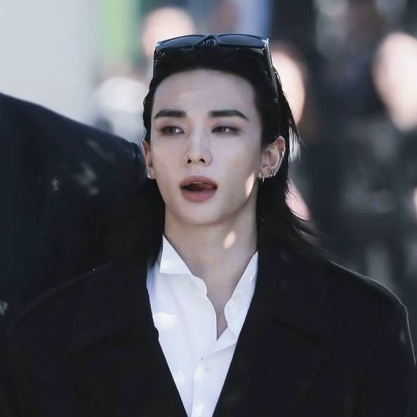 Hwang Hyunjin thumbnail