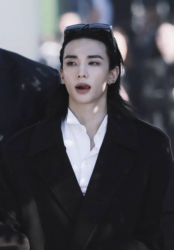 HWANG HYUNJIN thumbnail