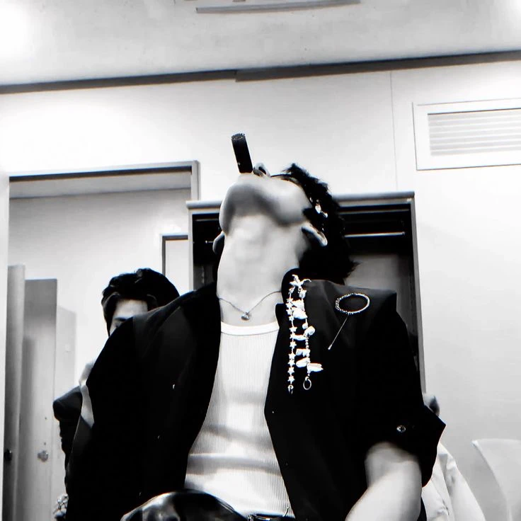 Lee Know/Minho thumbnail