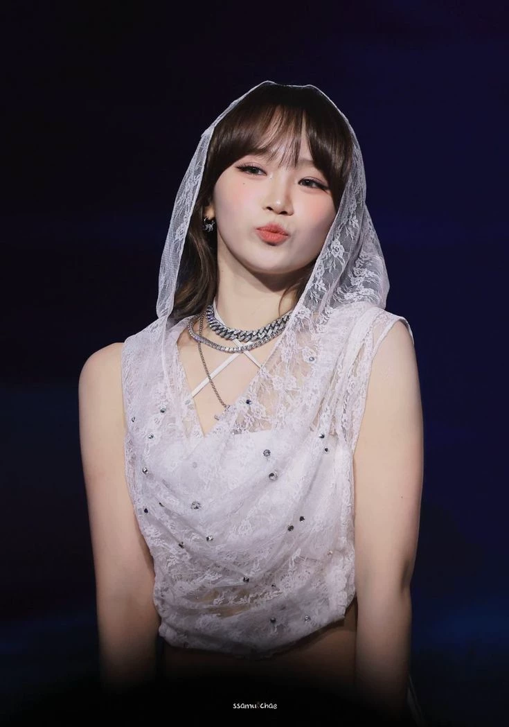 Kim Chaewon thumbnail