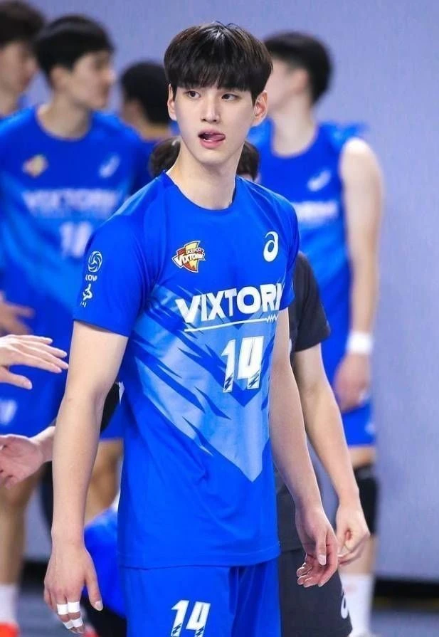 A volleyball player who is secretly in love thumbnail