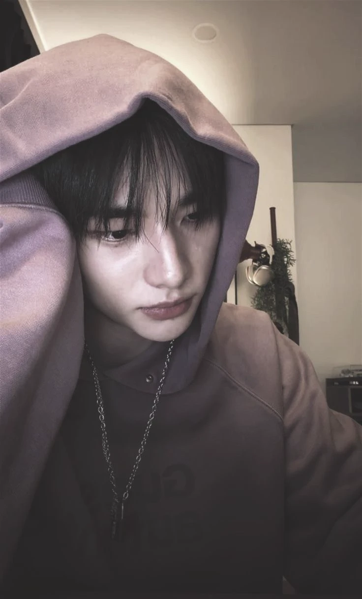 Hyunjin (poor boyfriend)  thumbnail
