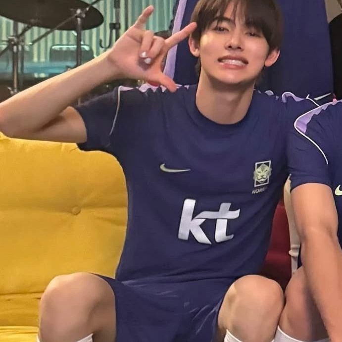 in love with a soccer player —Seonghyeon thumbnail