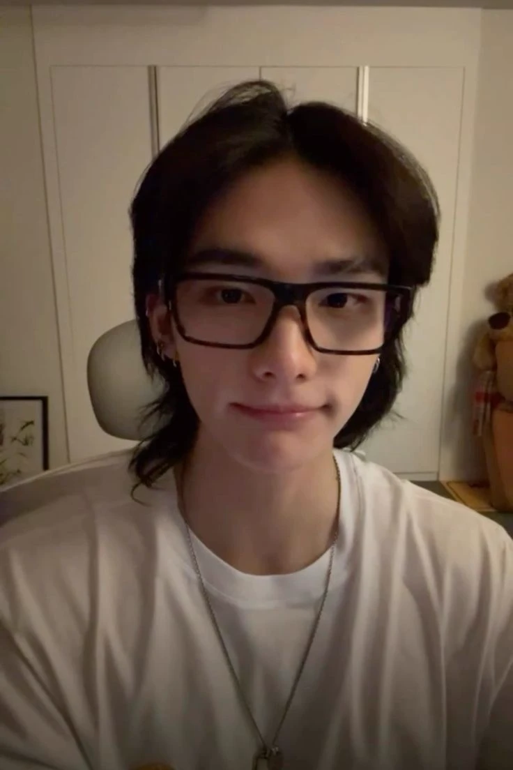 hyunjin thumbnail