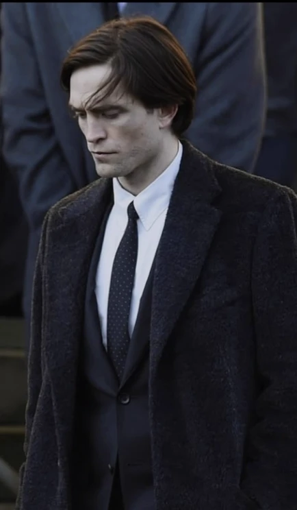 Bruce Wayne (Robert Pattinson) thumbnail
