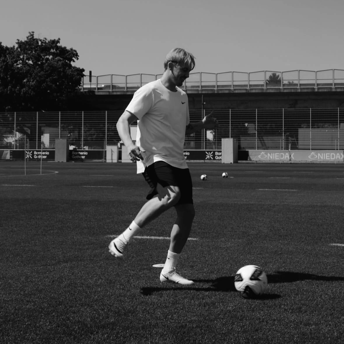 Julian Brandt🫂 thumbnail
