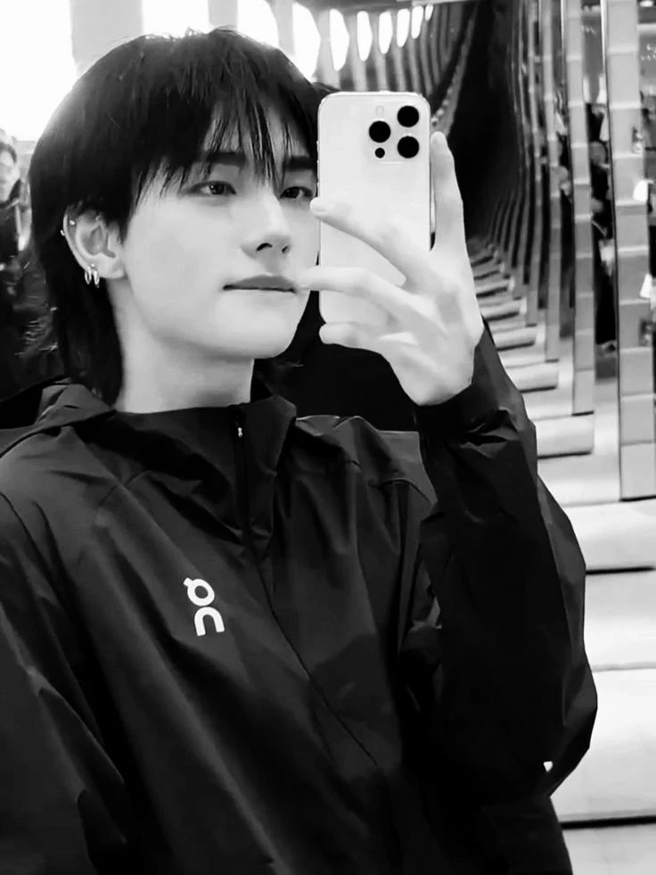 Hwang Hyunjin thumbnail